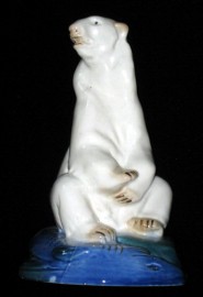 Статуэтка Белый медведь с рыбой. Гжель